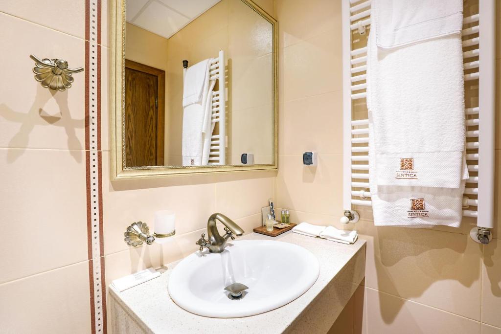 Villa Sintica - One-Bedroom Apartment With Garden View