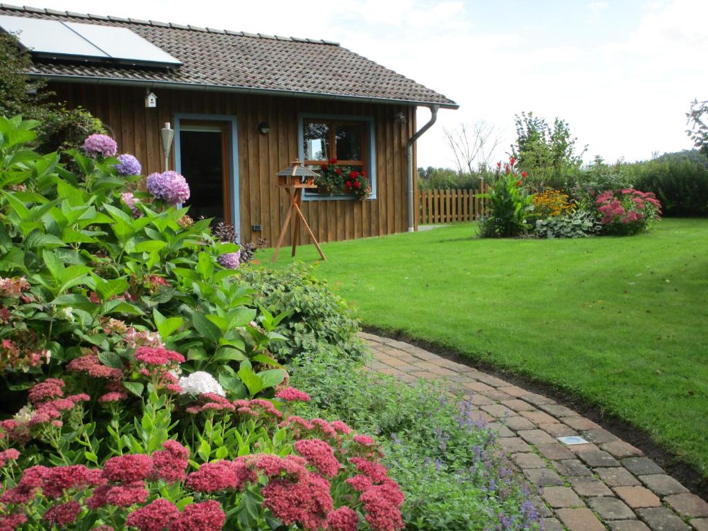 un jardín con flores frente a una casa en Studioferienhaus Herzogstadt-Celle en Celle