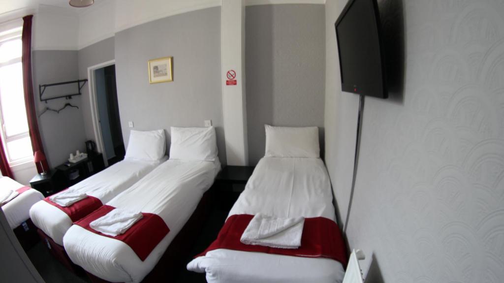 Fairmount Hotel - Quadruple Room