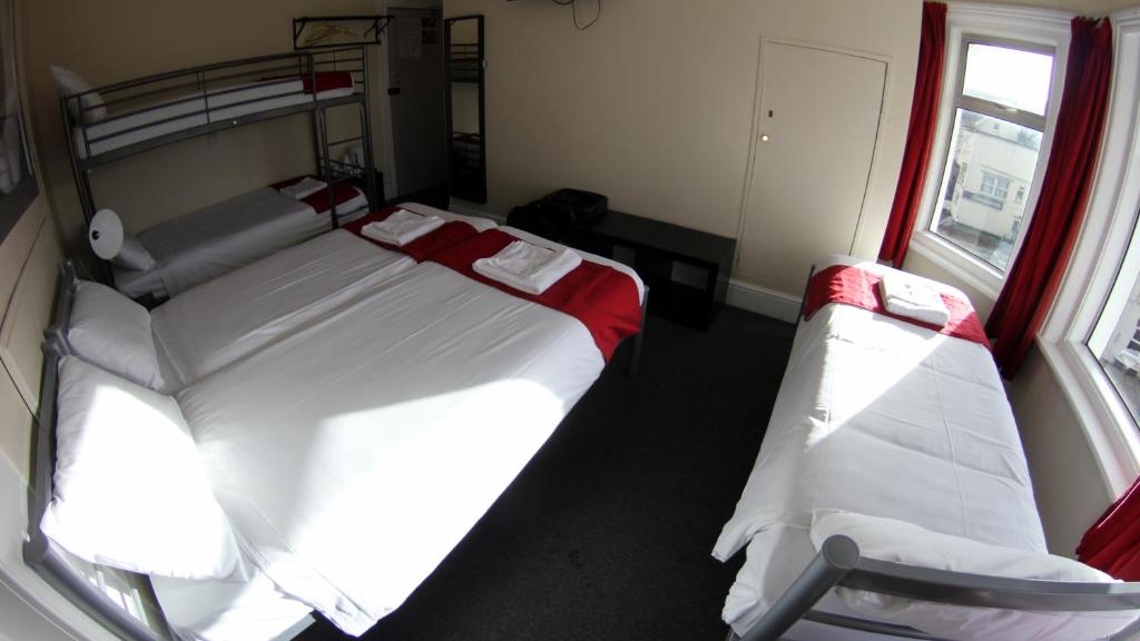Fairmount Hotel - Large Room (5 Adults)