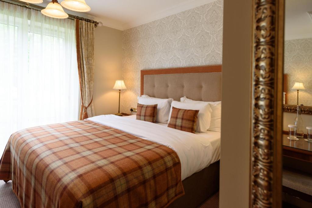 Postel nebo postele na pokoji v ubytování Faithlegg Hotel