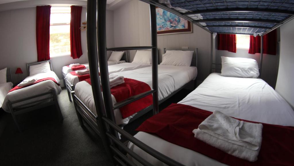 Fairmount Hotel - Large Room (7 Adults)