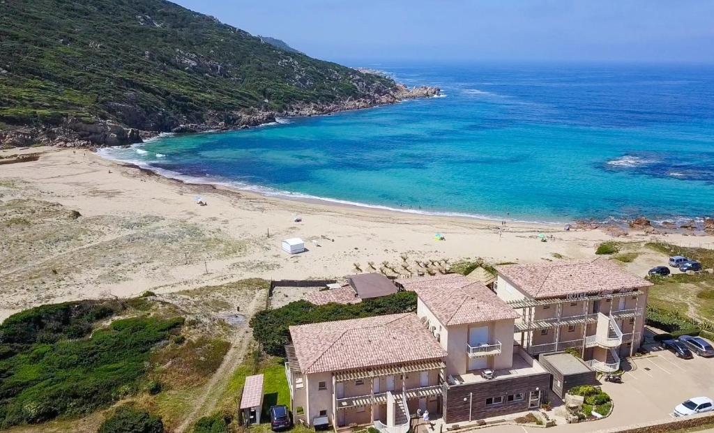 una vista aerea di una casa sulla spiaggia di Hôtel Lilium Maris a Tizzano