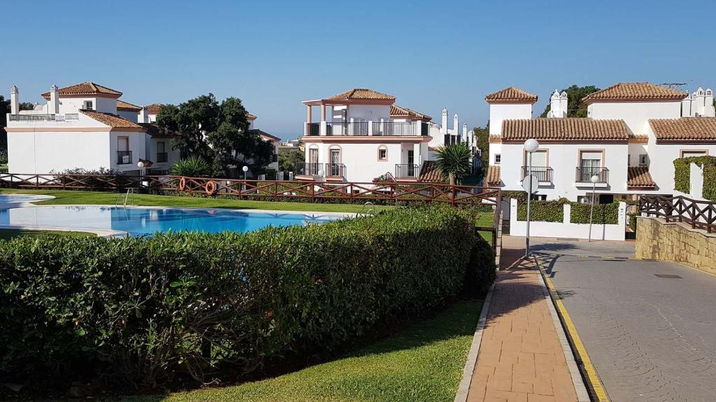 - une piscine en face de certains bâtiments dans l'établissement Las Lomas de Cabopino, à Marbella