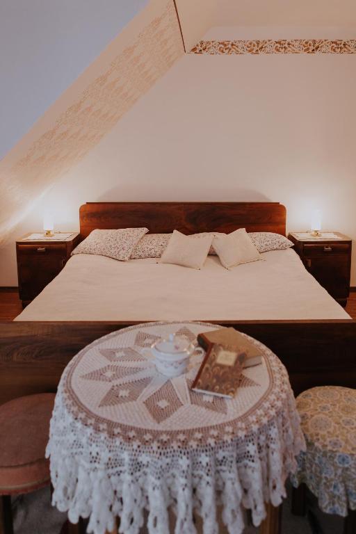 Postel nebo postele na pokoji v ubytování Koroška hiša Pri lipi, Boutique hotel