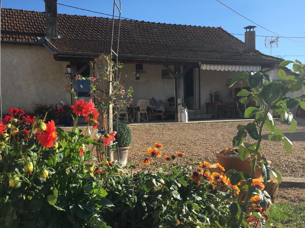 una casa con un mazzo di fiori in giardino di La petite Maison a Toulon-sur-Arroux