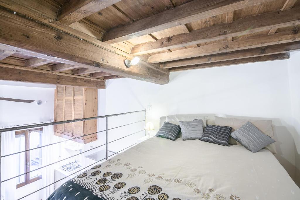 A bed or beds in a room at San Niccolò Loft by Mmega