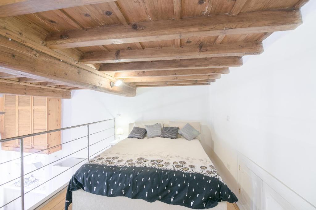 A bed or beds in a room at San Niccolò Loft by Mmega