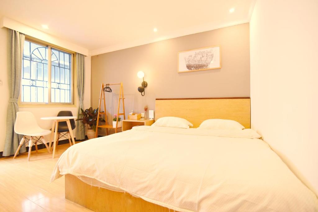 Postel nebo postele na pokoji v ubytování Guilin Cyan Box Guest House