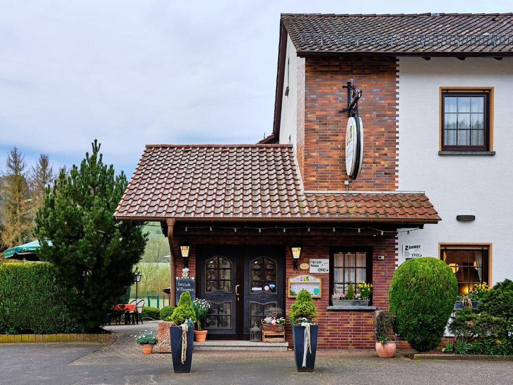 a building with a clock on the front of it at Apartment Landhotel Zum Storchennest in Bann