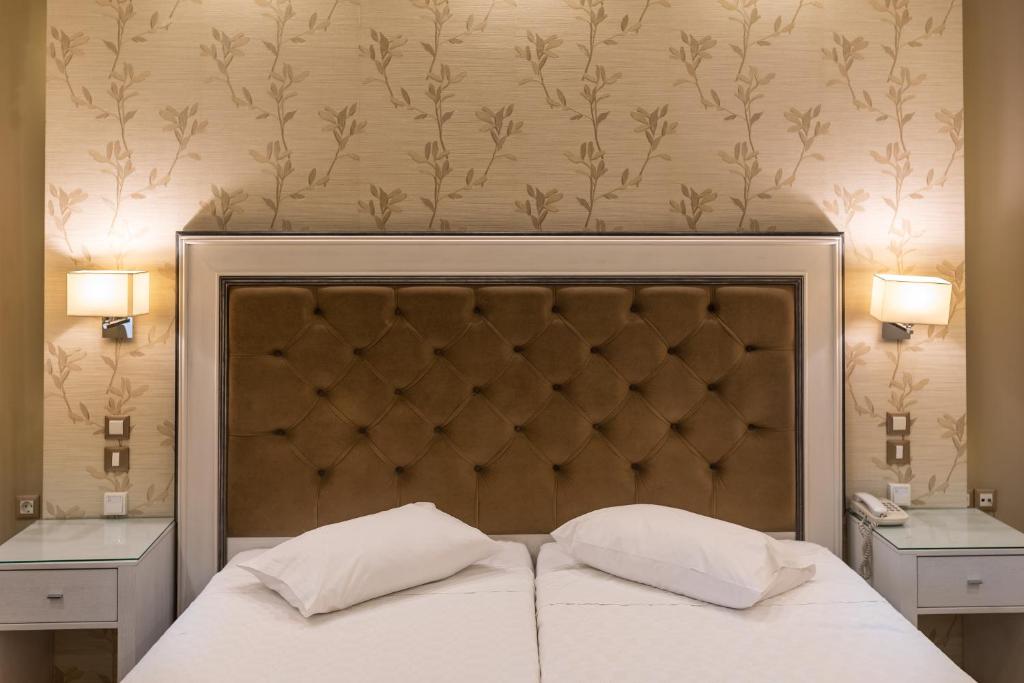 Postel nebo postele na pokoji v ubytování Heliotrope Hotels