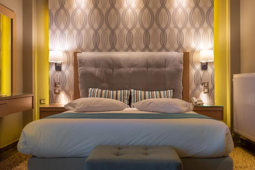 Postel nebo postele na pokoji v ubytování Heliotrope Hotels