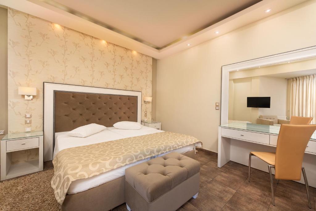 TV a/nebo společenská místnost v ubytování Heliotrope Hotels