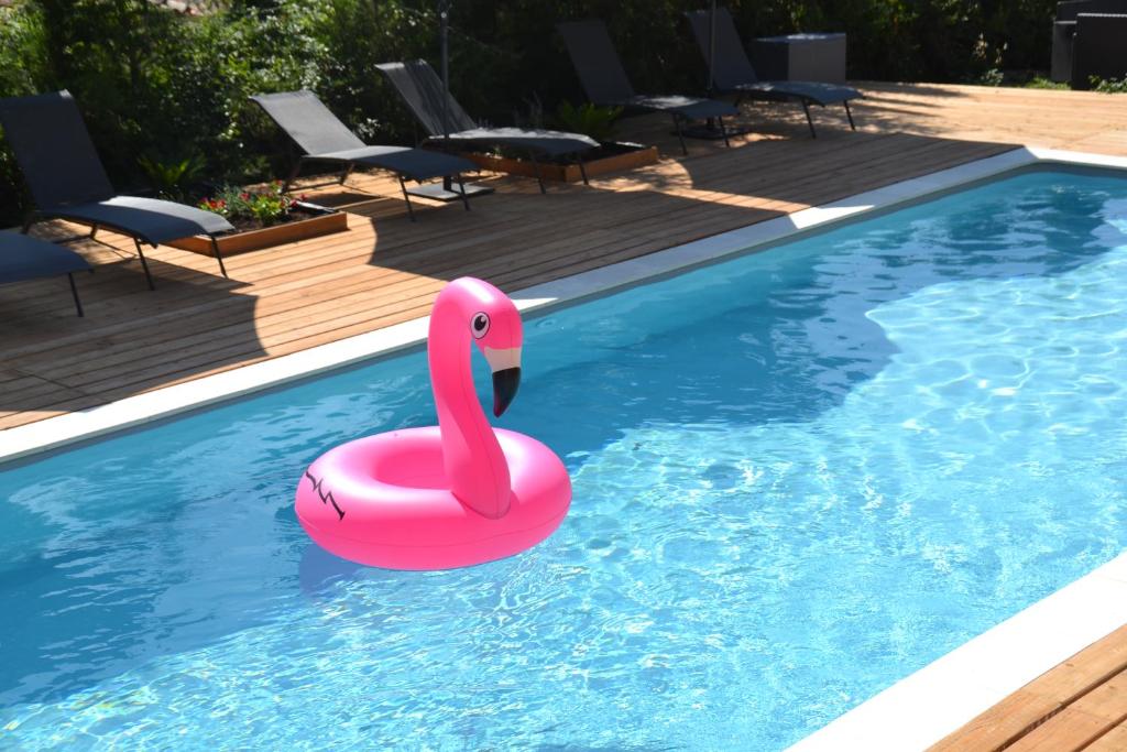 un flotteur de cygne rose dans une piscine dans l'établissement Le Jardin de Lucette, à Le Rouret