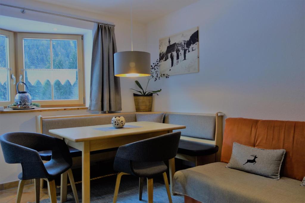 ein Esszimmer mit einem Tisch und Stühlen in der Unterkunft Ferienwohnung Brugger in Sankt Gallenkirch