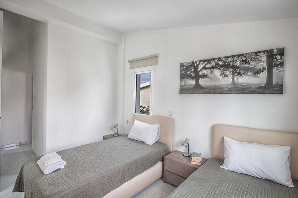 Postel nebo postele na pokoji v ubytování Konnos Hight Villa