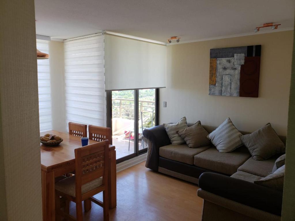 sala de estar con sofá y mesa en Cuatro Norte 955 Apartamento Full equipado, en Talca