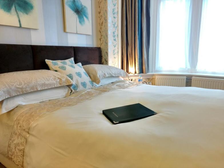 Llit o llits en una habitació de Rutland West Guest House