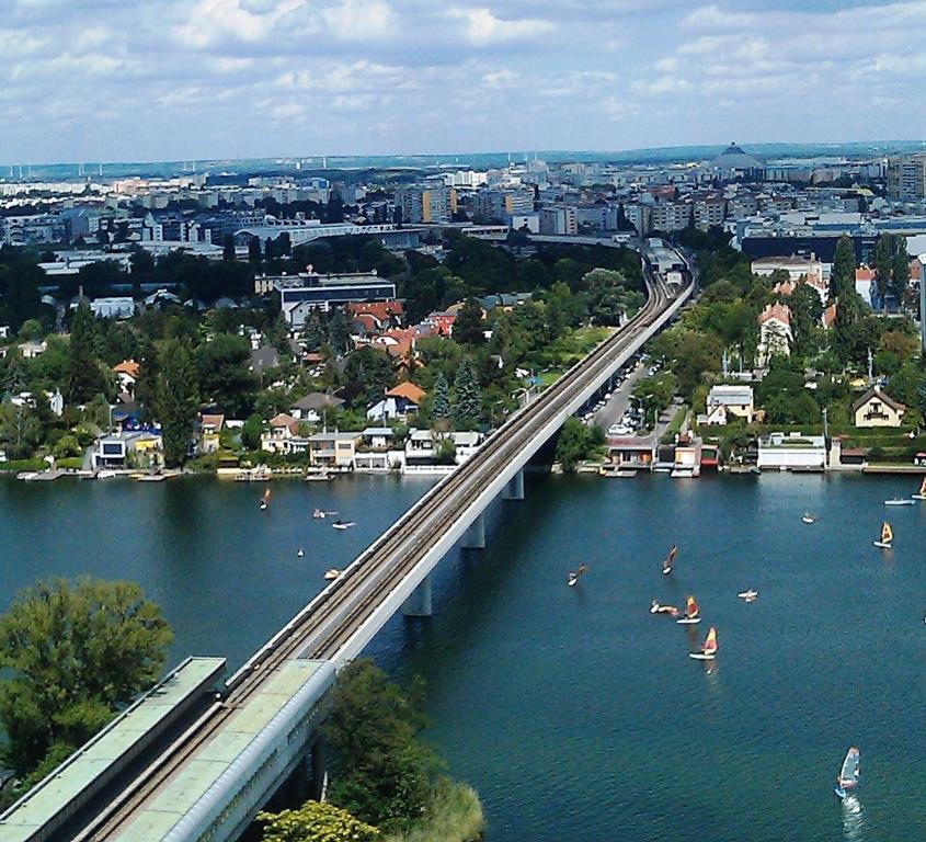 ウィーンにあるZENTRUMNAH direkt an UBAHN bei UN-VIC und am BADESTRANDの川橋