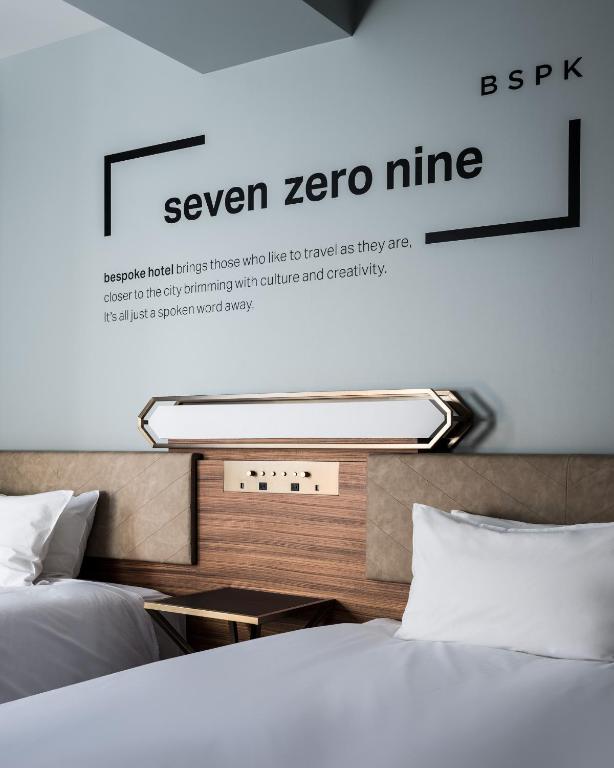 Postel nebo postele na pokoji v ubytování Bespoke Hotel Shinjuku