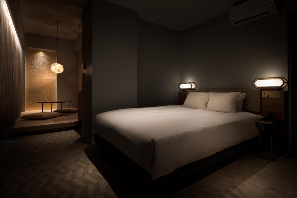 Postel nebo postele na pokoji v ubytování Bespoke Hotel Shinjuku