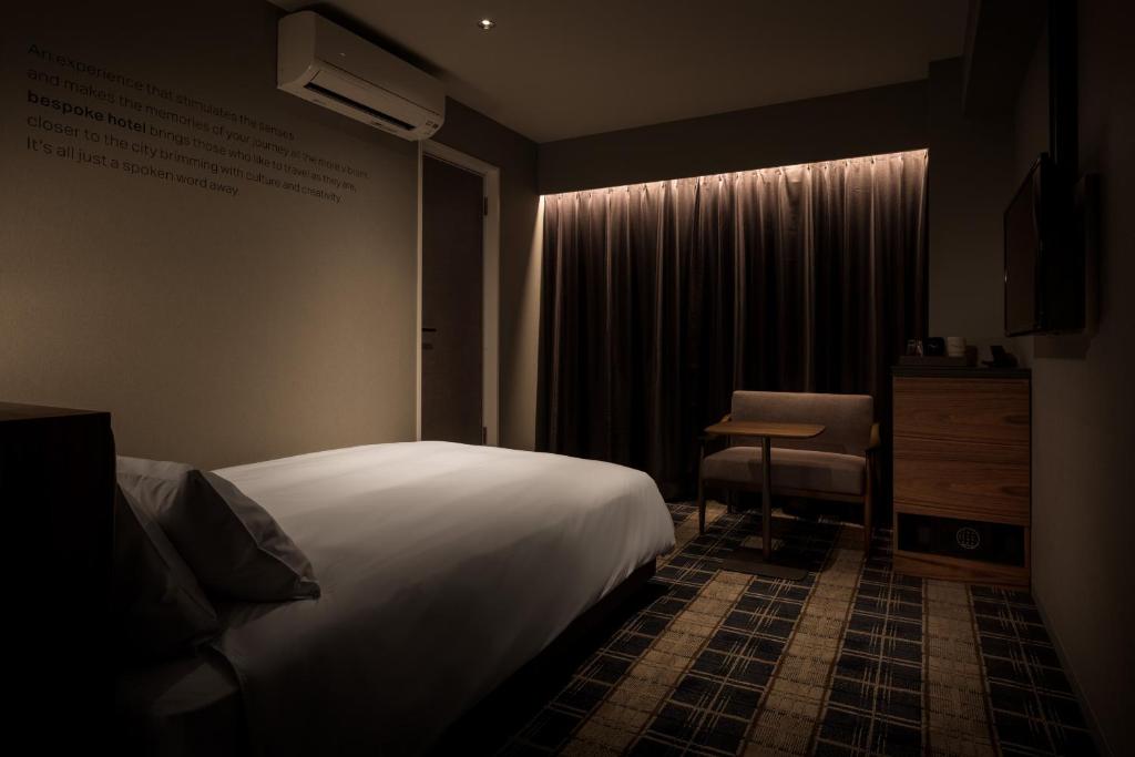 Postel nebo postele na pokoji v ubytování Bespoke Hotel Shinjuku