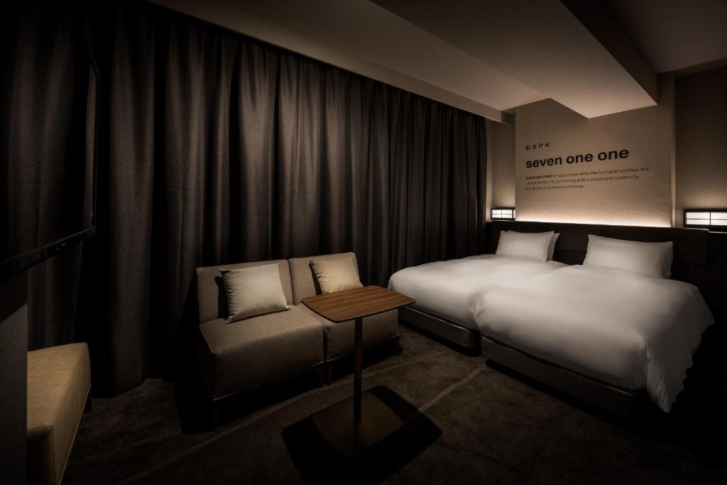 Postel nebo postele na pokoji v ubytování Bespoke Hotel Shinjuku