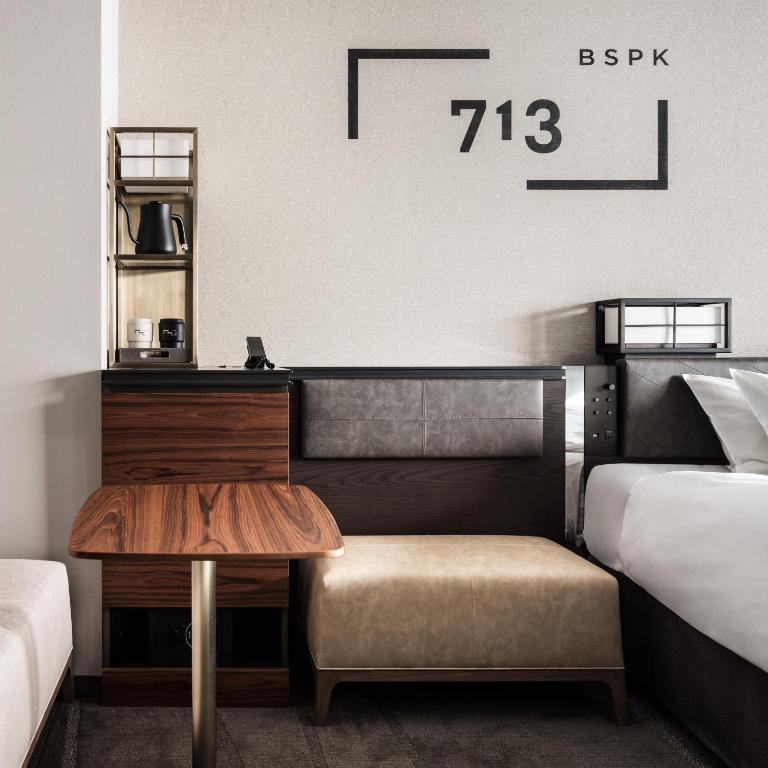 Postel nebo postele na pokoji v ubytování Bespoke Hotel Shinjuku