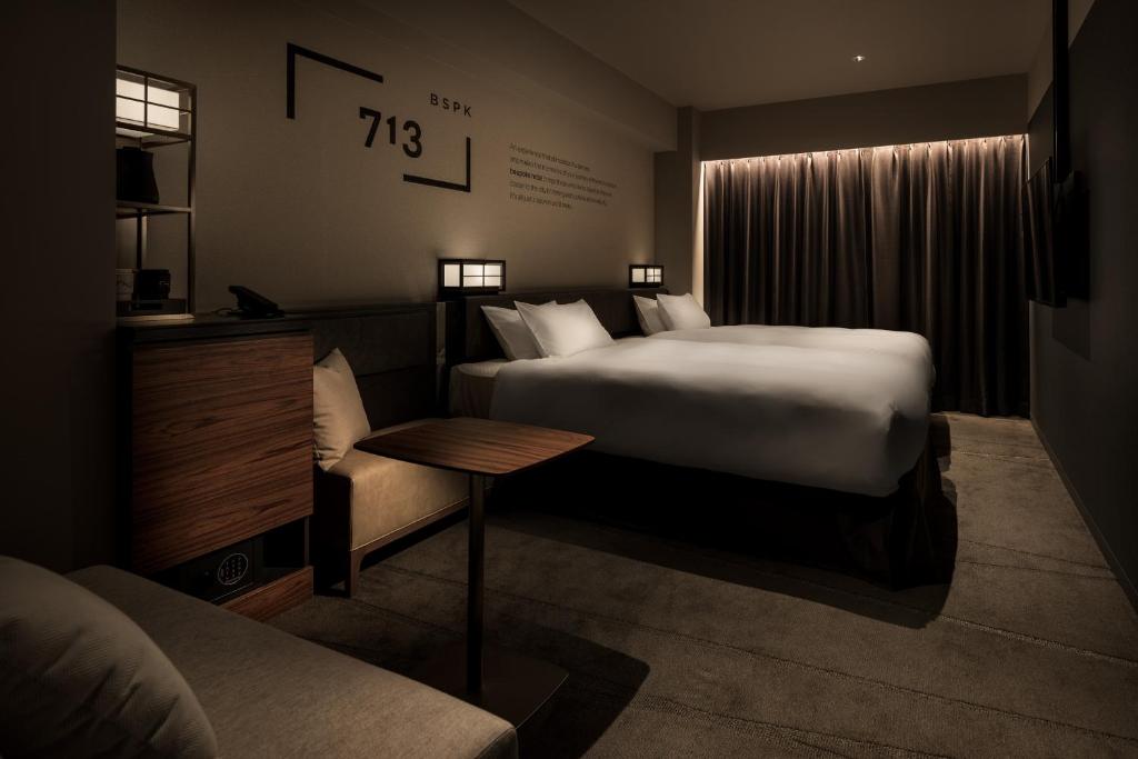 Postel nebo postele na pokoji v ubytování Bespoke Hotel Shinjuku