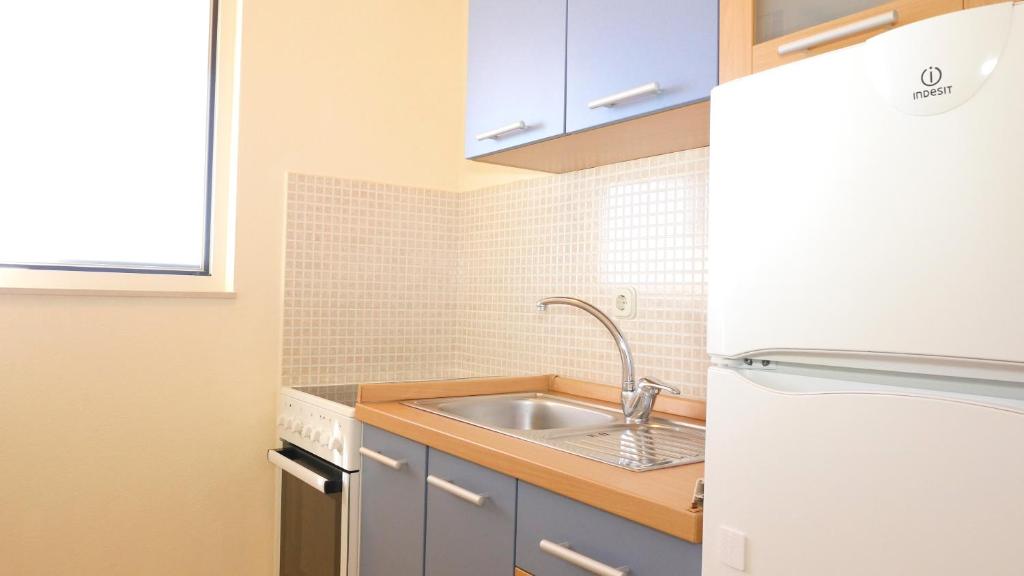 Kuchyňa alebo kuchynka v ubytovaní Apartmani Mirela & Feri