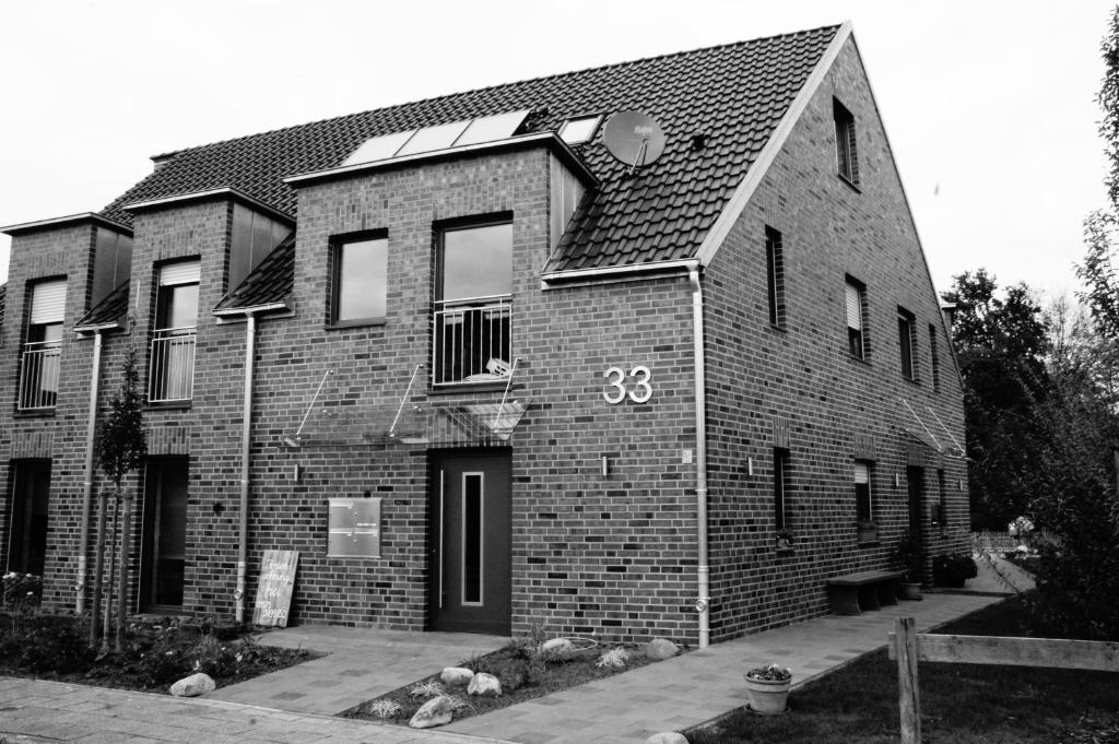 una foto en blanco y negro de un edificio de ladrillo en Dachstudio Bisping33, en Ascheberg