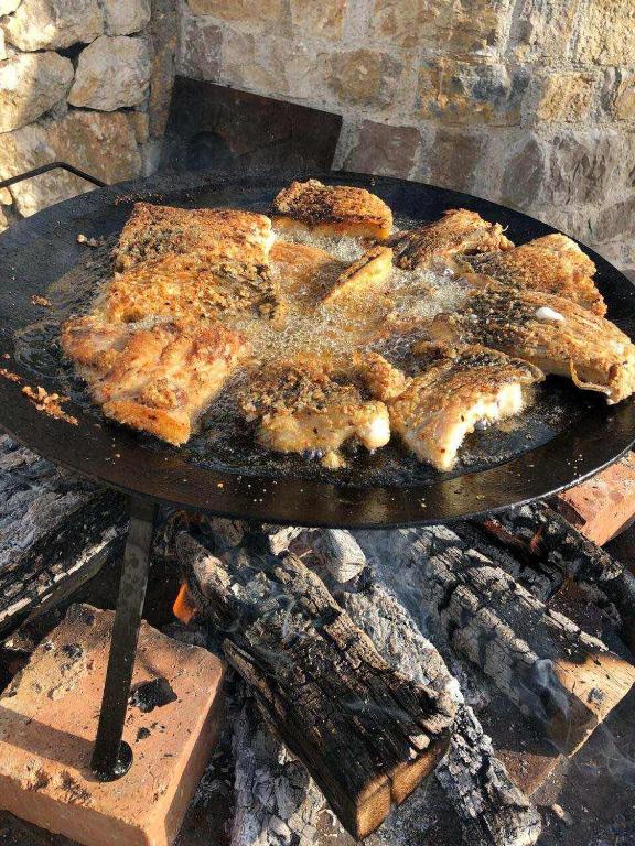 un piatto di cibo che cuoce su una griglia di Vila Pegaz a Virpazar