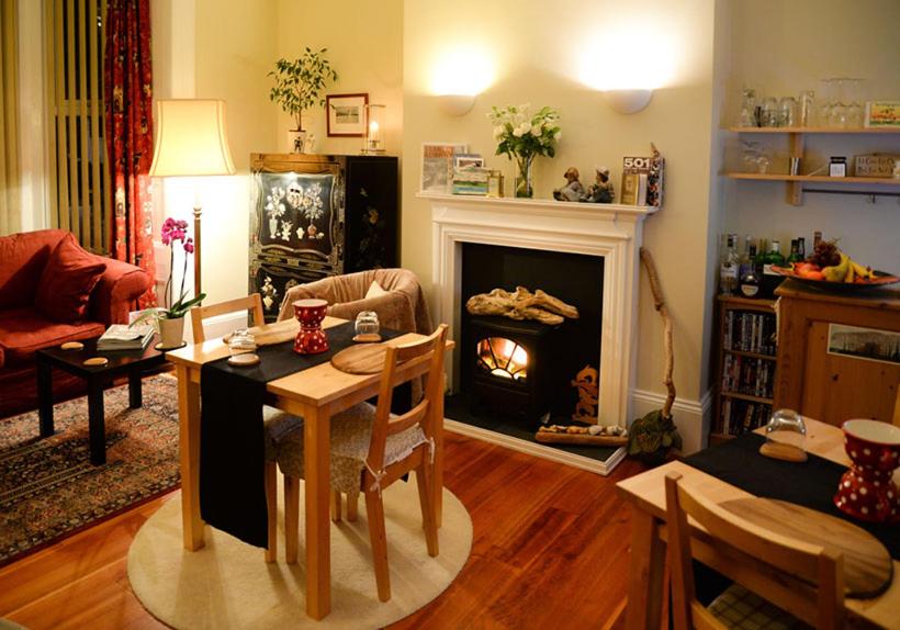 The Villa Bridlington في بريدلينغتون: غرفة معيشة مع طاولة ومدفأة
