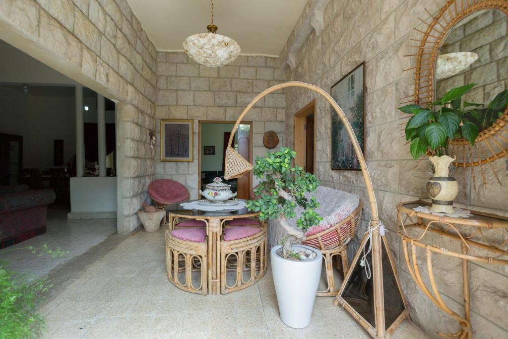 sala de estar con mesa, sillas y espejo en Mresty Guest House en Al Mţullah
