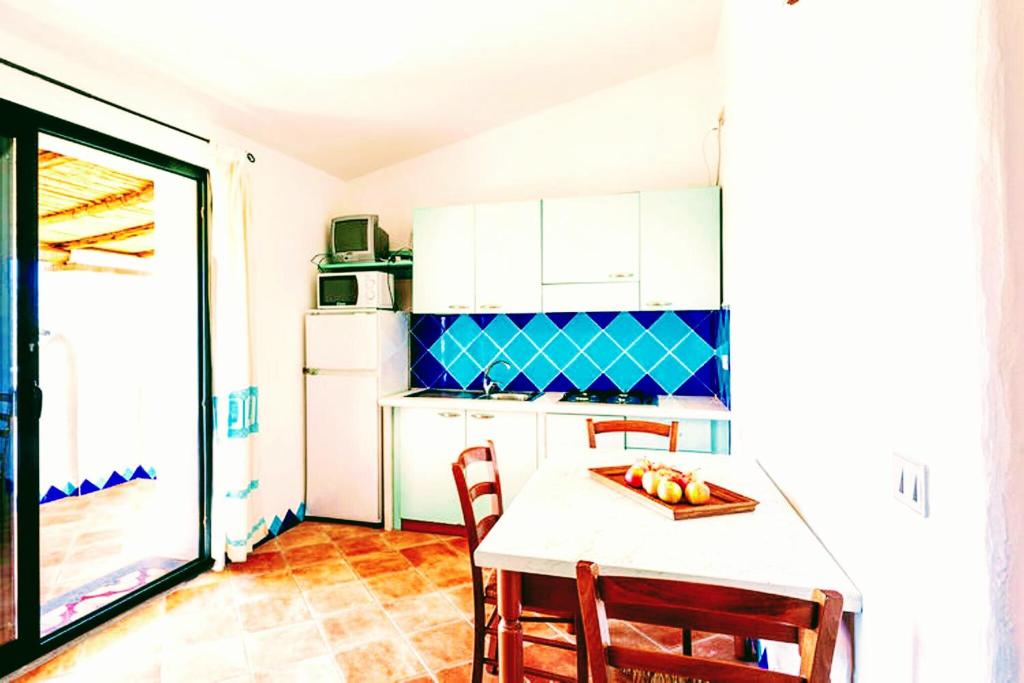 Kuchyň nebo kuchyňský kout v ubytování Orosei RE - Il Paradiso degli Ulivi con PISCINA e vista mare