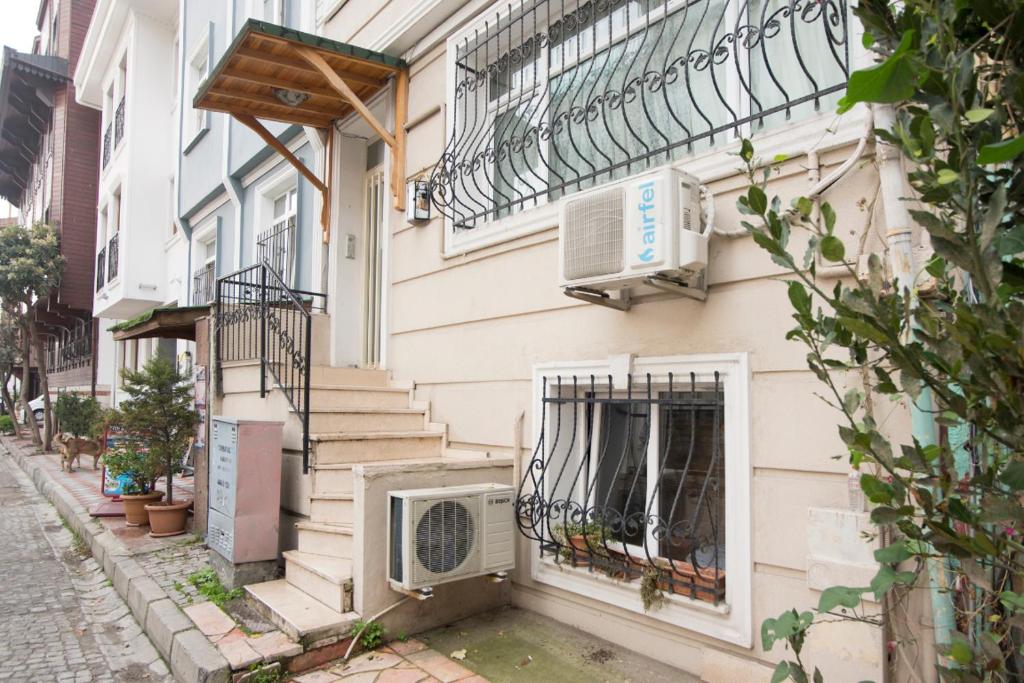 un edificio con aire acondicionado en el lateral en Berce Apartments, en Estambul