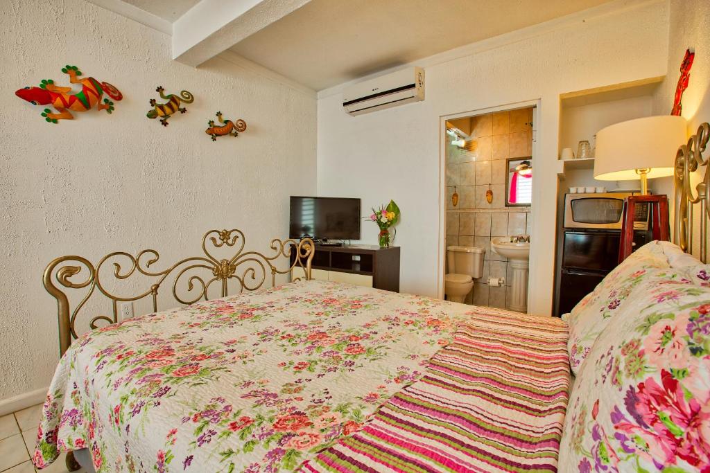 Postel nebo postele na pokoji v ubytování Coconut Palms Inn