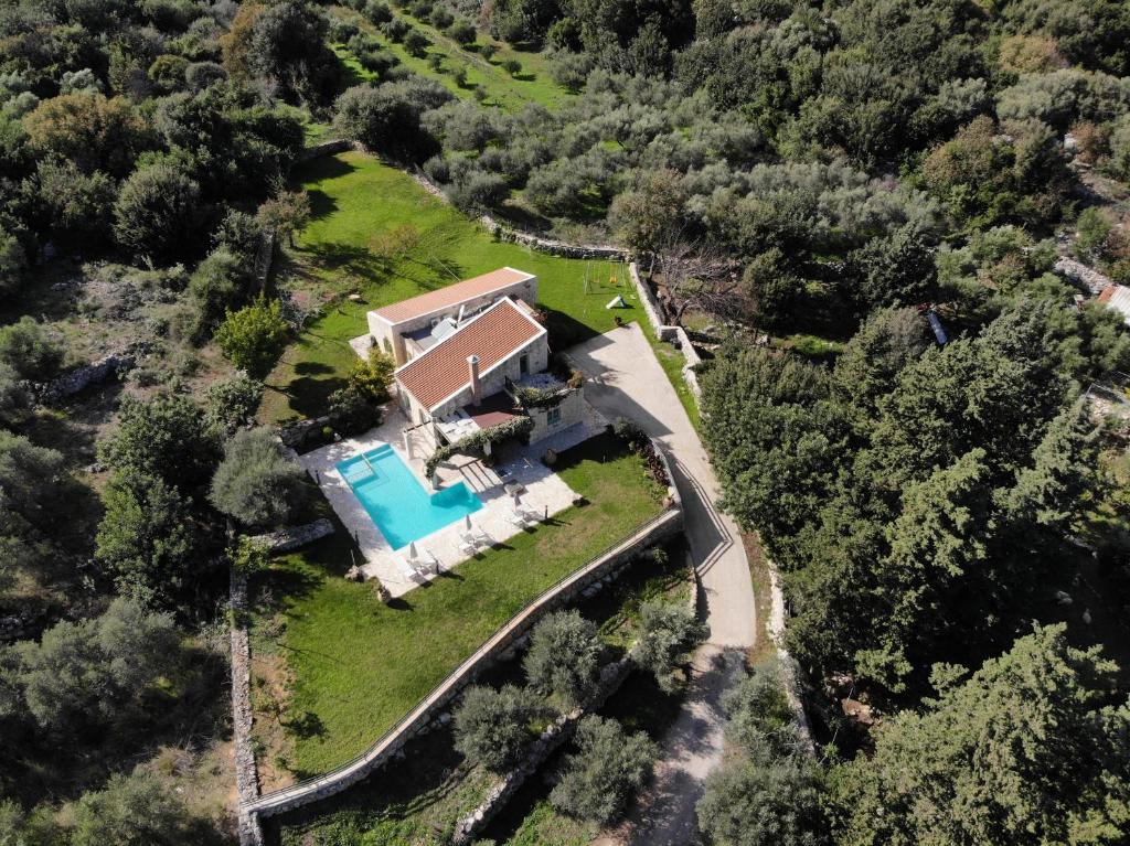 una vista aérea de una casa con piscina en Boutique Villa Petra Amanda, en Fílippos