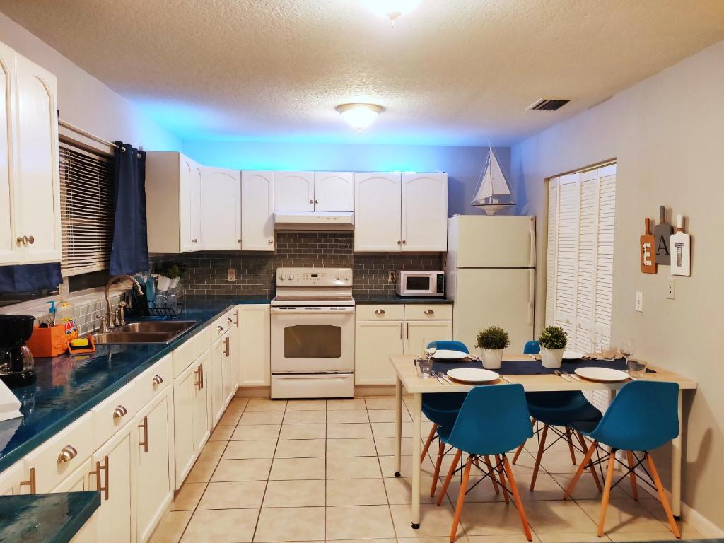 Manatee River Cottage in Historical OldTown, sleeps up to 7 people - Housity