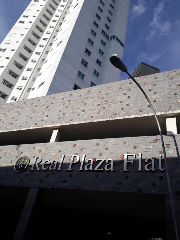 una señal para un verdadero piso de playa Flita delante de los edificios en Real Plaza Flat 1505, en Curitiba