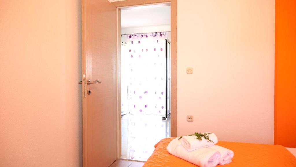 Posteľ alebo postele v izbe v ubytovaní Apartmani Mirela & Feri
