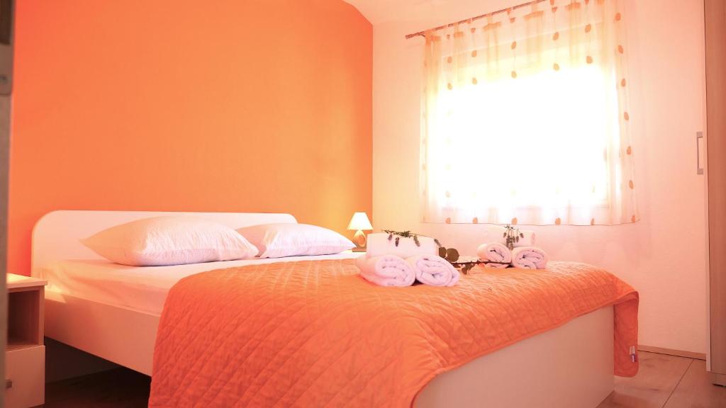 Posteľ alebo postele v izbe v ubytovaní Apartmani Mirela & Feri