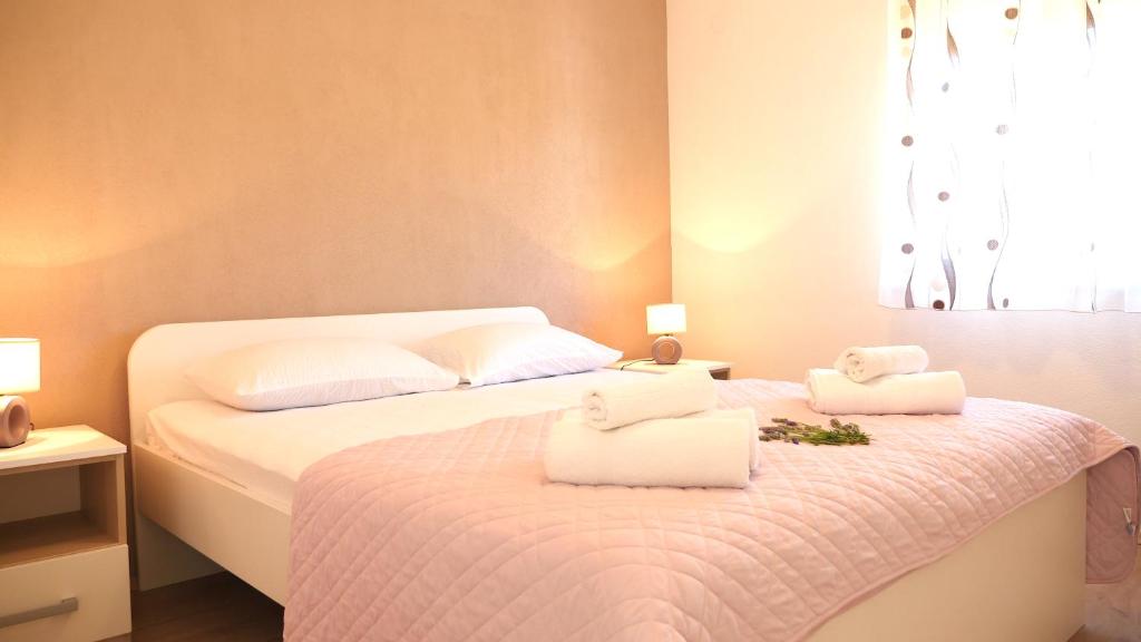 Posteľ alebo postele v izbe v ubytovaní Apartmani Mirela & Feri