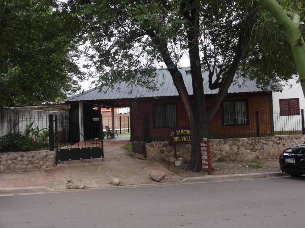 un edificio con un letrero al lado de una calle en Rincón del Valle en Mina Clavero