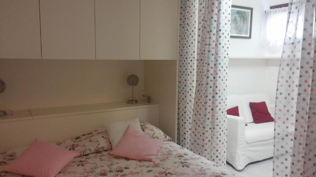 a bedroom with a bed with pink pillows at Appartamento Carboncina in Venice