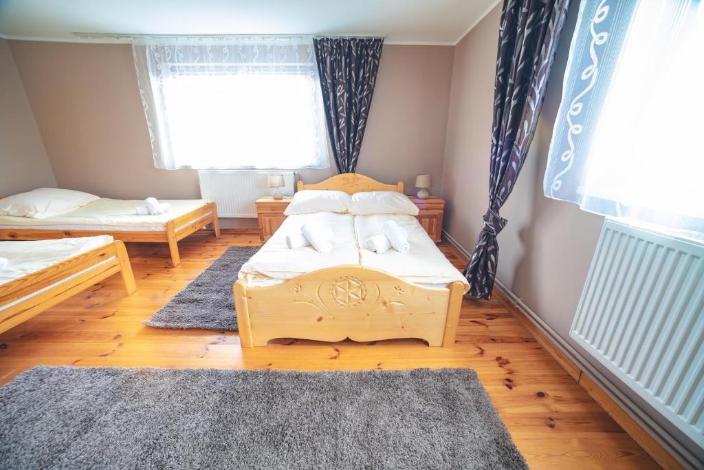 a bedroom with two beds and a window at U Gałuse in Jurgów