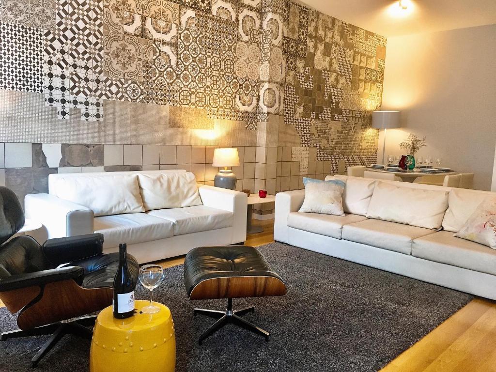- un salon avec deux canapés blancs et une chaise dans l'établissement Baixa Chiado Áurea Apartment, à Lisbonne