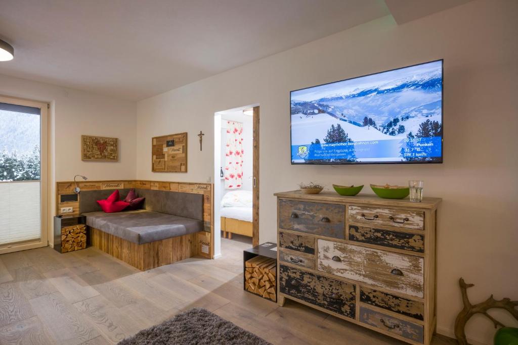 Televízia a/alebo spoločenská miestnosť v ubytovaní Royal Waldfeld