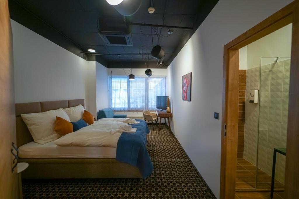 Postel nebo postele na pokoji v ubytování CHORS like a hotel - Capsule & NFT Boutique Hostel Bratislava - City Center