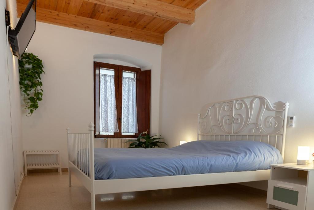 een slaapkamer met een wit bed met blauwe lakens bij B&b Oltre l'Arco in Molfetta